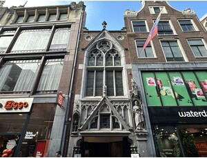 De Papegaai (Saint Joseph Church)<br />Kalverstraat 58 Current exterior